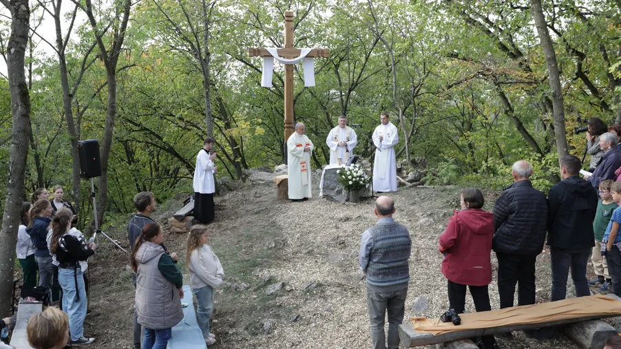 Obnovený Pacherův kříž u Mokré byl o víkendu slavnostně požehnán